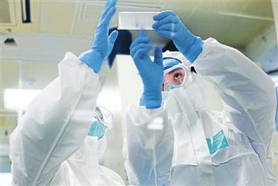 新组建的新型冠状病毒核酸检测实验室设在市人民医院,检验人员