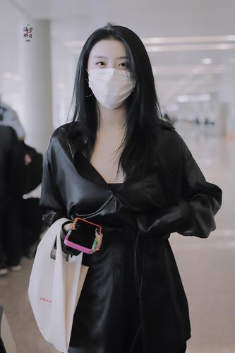 the9成员赵小棠现身机场,身穿连衣皮裙搭配个性数据线当腰带
