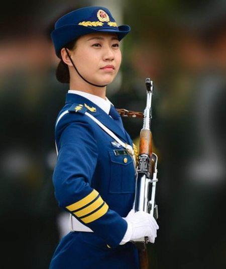 三军仪仗队女兵中队长程诚回答记者的采访时说 三军仪仗队女兵的身高