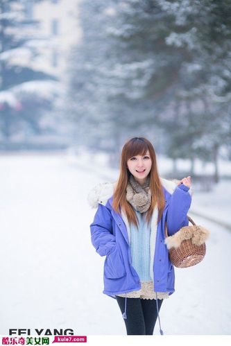 清纯美女街拍在雪地里的校花