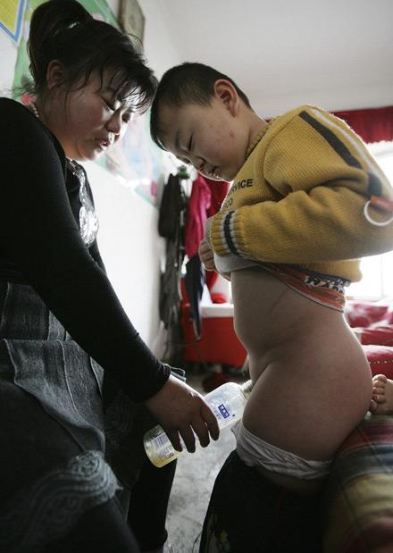 小朋友尿尿,父母奇招多.