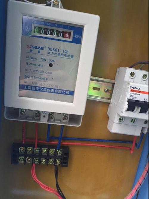 其实这个问题原因很简单,那就是电表下口的空气开关到达了其脱扣跳闸