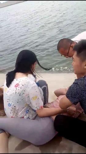 女子脚滑不慎落水 众路人搭"人梯"营救