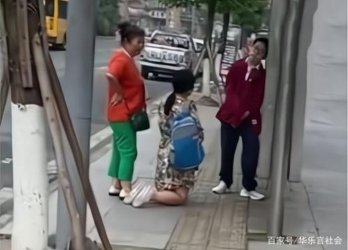 四川一女子当街给孩子下跪,求孩子去上学,孩子面无表情无动于衷