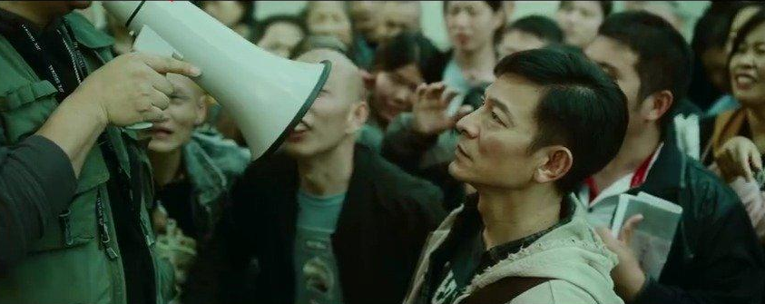 现实里的两种人电影人潮汹涌
