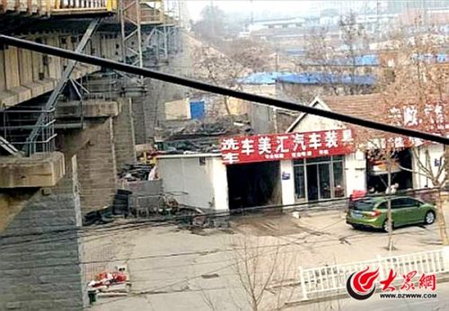 隐患整改前,泰安市岱岳区粥店办事处司家庄货场路桥下三处洗车点