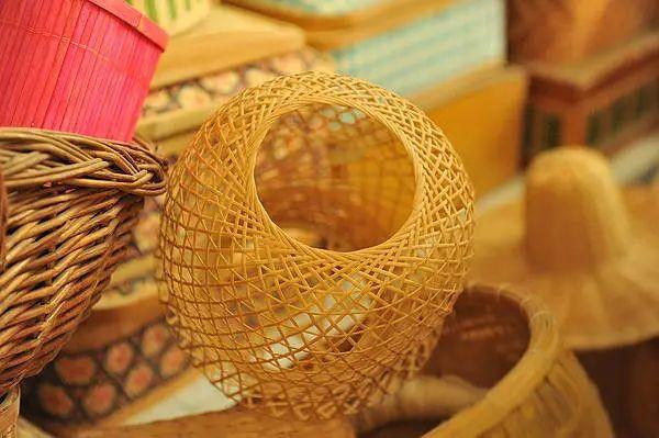 难度和工程量可想而知 成品后 一件竹编艺术品可卖至上千元 因此在