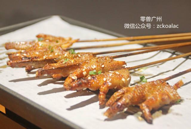 烤串配桃花酒玩出新花样,这间小酒馆给你不一样的江湖味!