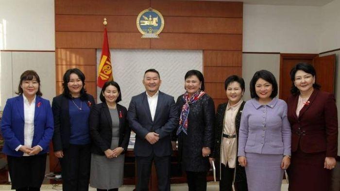 蒙古国总统会见议会女议员