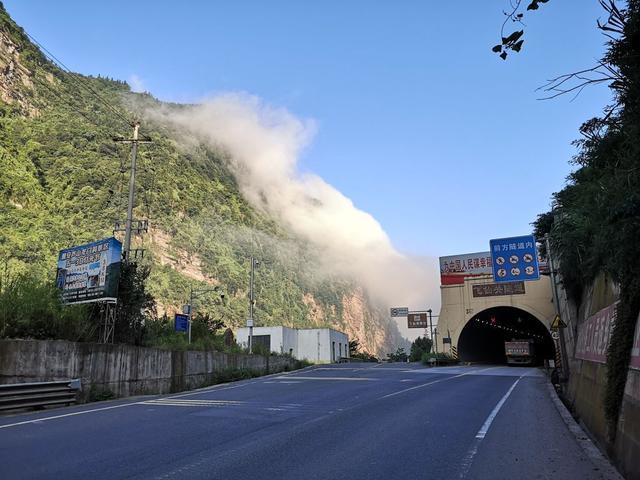 川藏线一个隧道,飞仙关隧道.