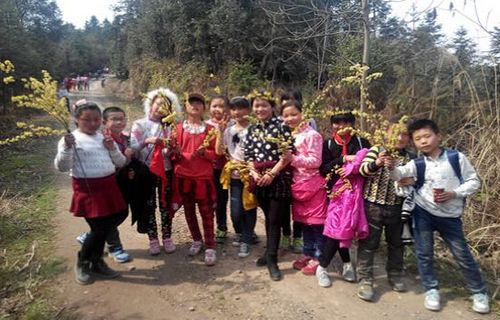 慈利县龙潭河镇中学:户外徒步拉练 锤炼学生意志