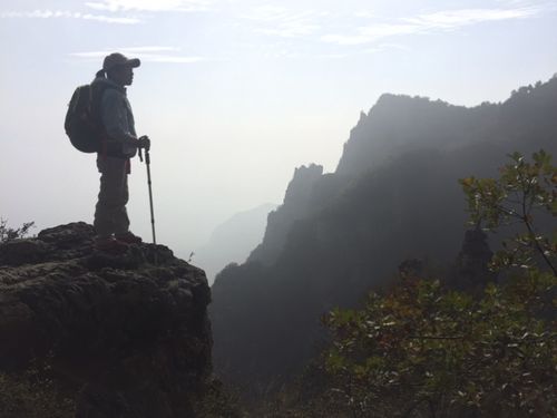 在高处眺望远方