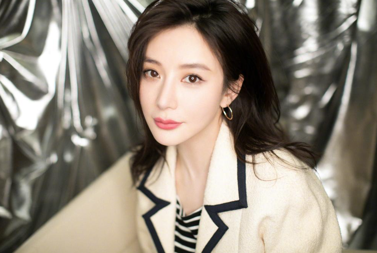 39岁熊乃瑾疑新恋情曝光,跟帅气男当众亲吻,曾是绯闻