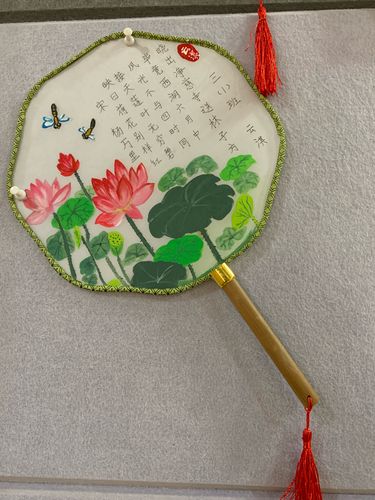 瞧,一幅幅精美的扇面,你喜欢哪一个呢!