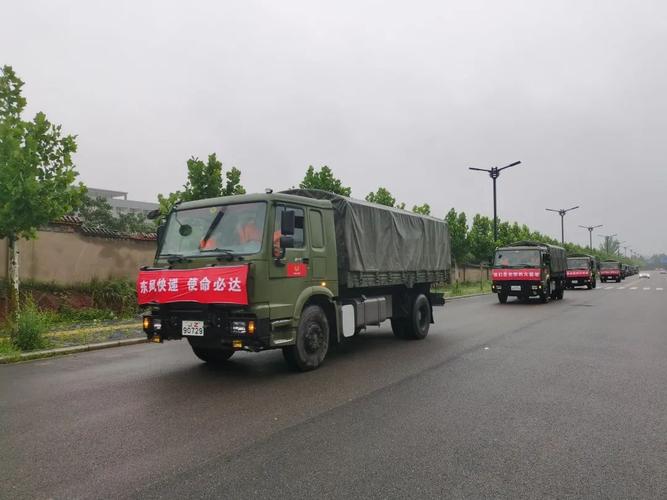 风雨面前我们一起扛解放军和武警部队官兵紧急救援奋战在抢险一线