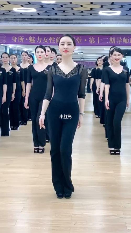 走姿摆臂练习_形体_优美形体_生活记录_日常片段