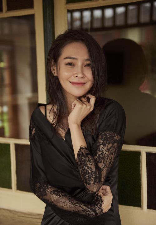 于明加蕾丝睡衣性感诱人写真