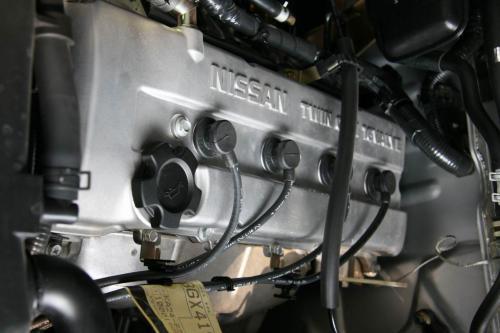 2004款尼桑帕拉丁发动机号在什么位置