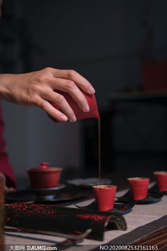 用红色茶具沏茶的场景摄影高清图片