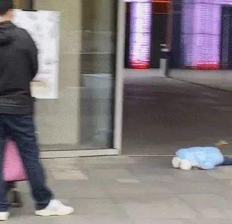 撒泼打滚对这届父母已经不管用了