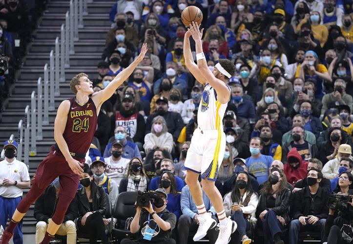 上半场比赛克莱·汤普森登场8分46秒,投篮9投