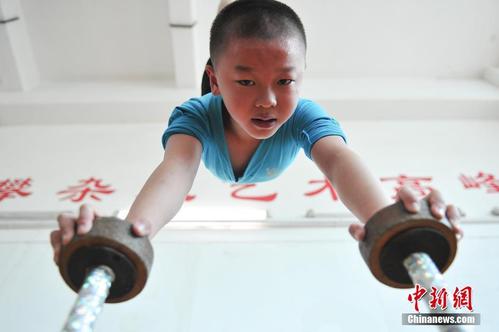 高清走进杂技萌娃练功房揭舞台后的苦与泪