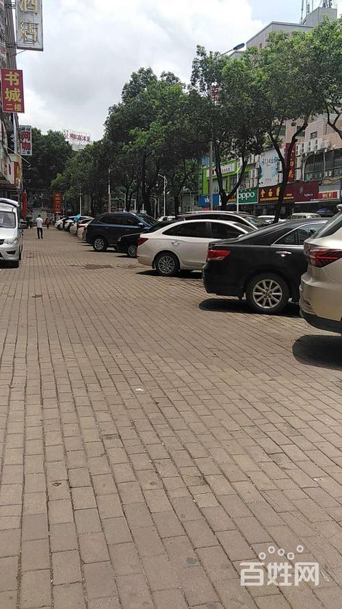 位于凤岗沃尔玛周边商铺,黄河百货中心市场附近,临街
