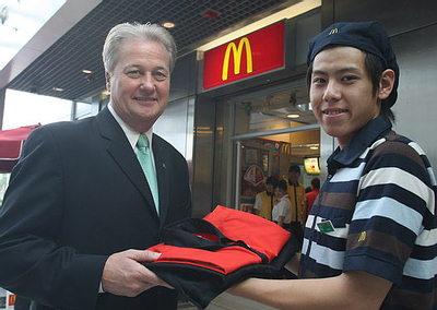 麦当劳奥运制服中心开张 奥运冠军团队亮相