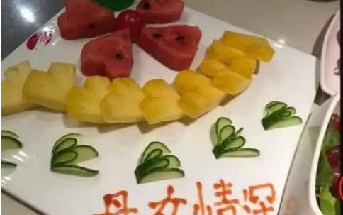海底捞贴心服务,闺蜜吵架送蔬菜拼盘,看到上面的字这波操作我服