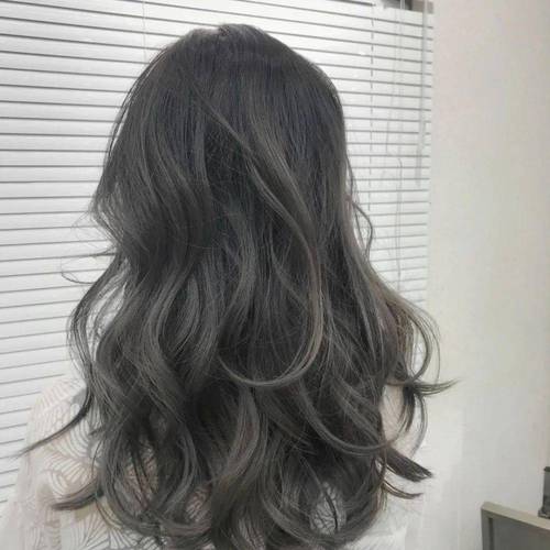 奶茶冷灰色今年超流行的"奶茶棕色发色",它的颜色犹如奶茶一样,特别