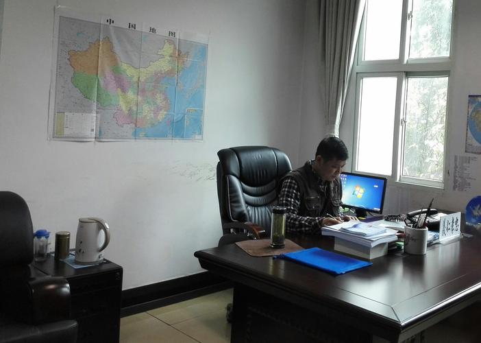 州政府办公室党组成员,中共麻江县委常委,县人民政府副县长