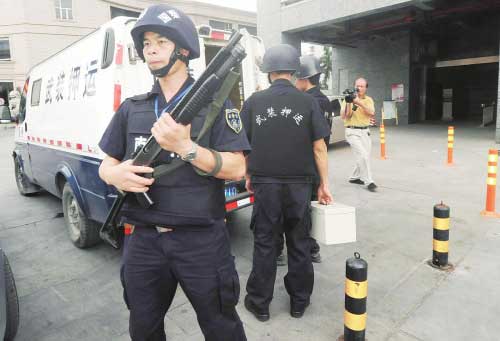 探秘运钞车押运工作:杀伤弹射出不死也重伤(图)