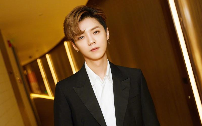 鹿晗帅气西装制服图片桌面壁纸