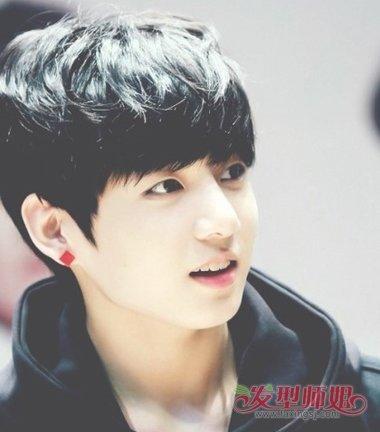 圆脸男生斜刘海黑色短发发型