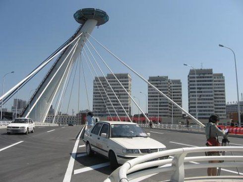 赤峰桥横跨海河,李公楼桥横跨铁路,现今二桥合一,但仍各叫各的名儿.