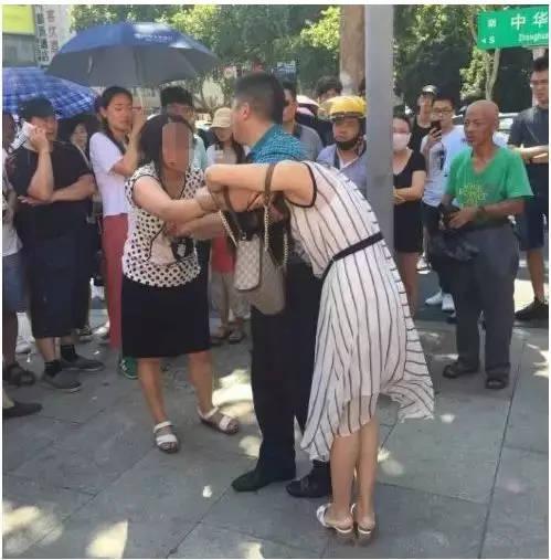 原配当街撕小三,丈夫却说了这句心寒的话.