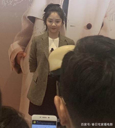 谭松韵路透高马尾超减龄,谁注意到她的这个举动,果然还是李尖尖