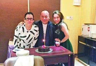 65岁吴志雄近照,婚后宠了妻子20多年,女儿也是肤白貌美大长腿!