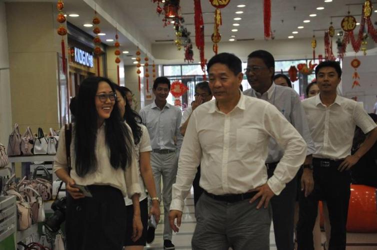 王国庆总裁陪同日本客商考察丹尼尔商贸城