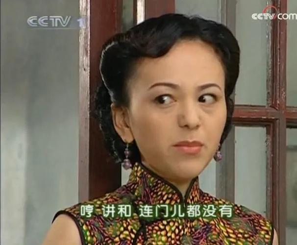 "傅文佩你开门啊,别躲在里面不出声,我知道你在家.