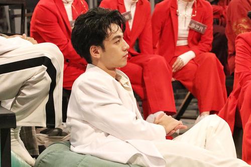 【搬运更新】 刘迦粉色西装!这次是写真图!这复古.