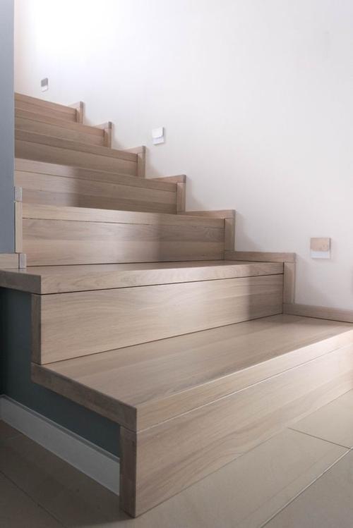 楼梯装修输给邻居家了!台阶旁加阶梯式挡板,又能经久耐用20年