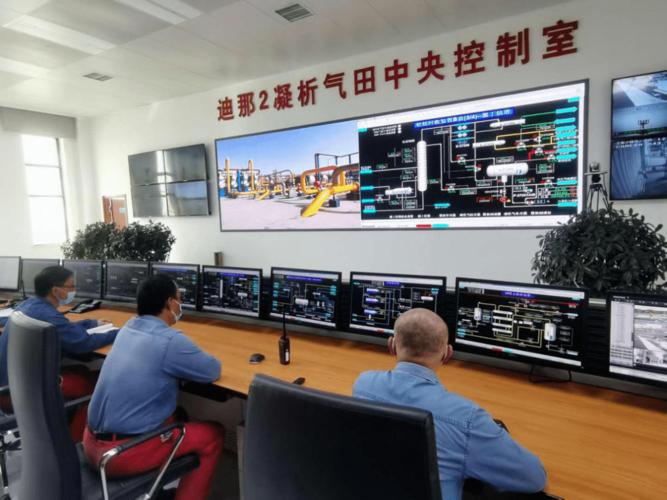 塔里木数字油田:迪那2凝析气田中央控制室