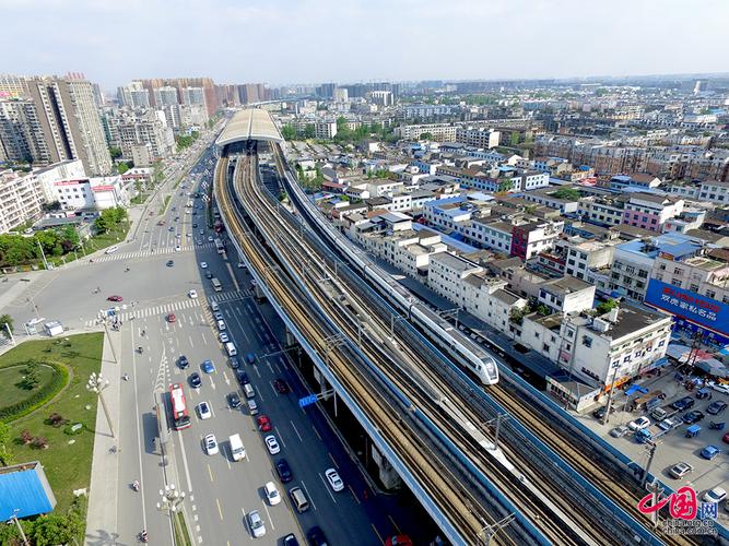 全国首例动车,地铁同台交互换乘模式 今日起在成灌铁路落地实施[组图]