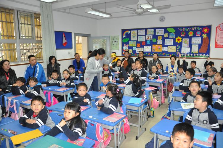 家校沟通,走进课堂,增进了解——记中原路小学2018学