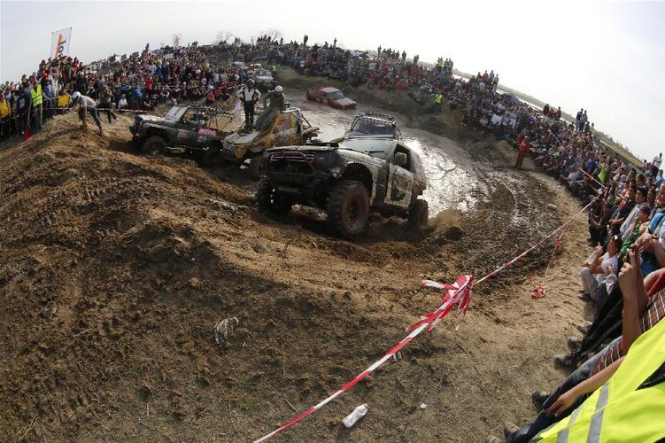 (体育)(2)泥地越野车比赛展绝技(图)