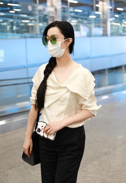 范冰冰最新机场穿搭真个性!戴墨镜抱手走路架子大,同款背包火了