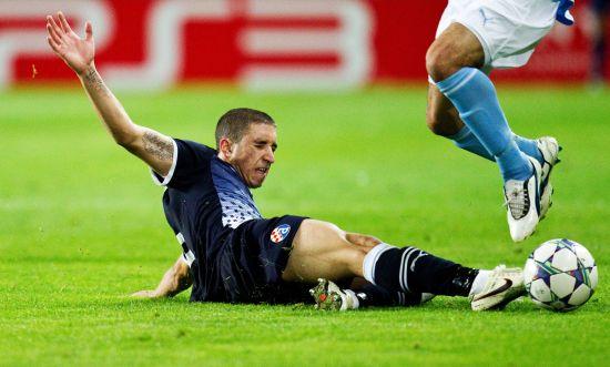 图文-欧冠资格赛第2回合精彩瞬间 球员倒地滑铲