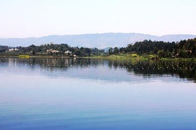被誉为"南方丝绸路上一翡翠"的名山百丈湖风景旅游区,位于四川盆地