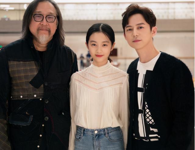 15岁黄多多近照穿jk裙子身材凹凸有致网友气质如同女团范